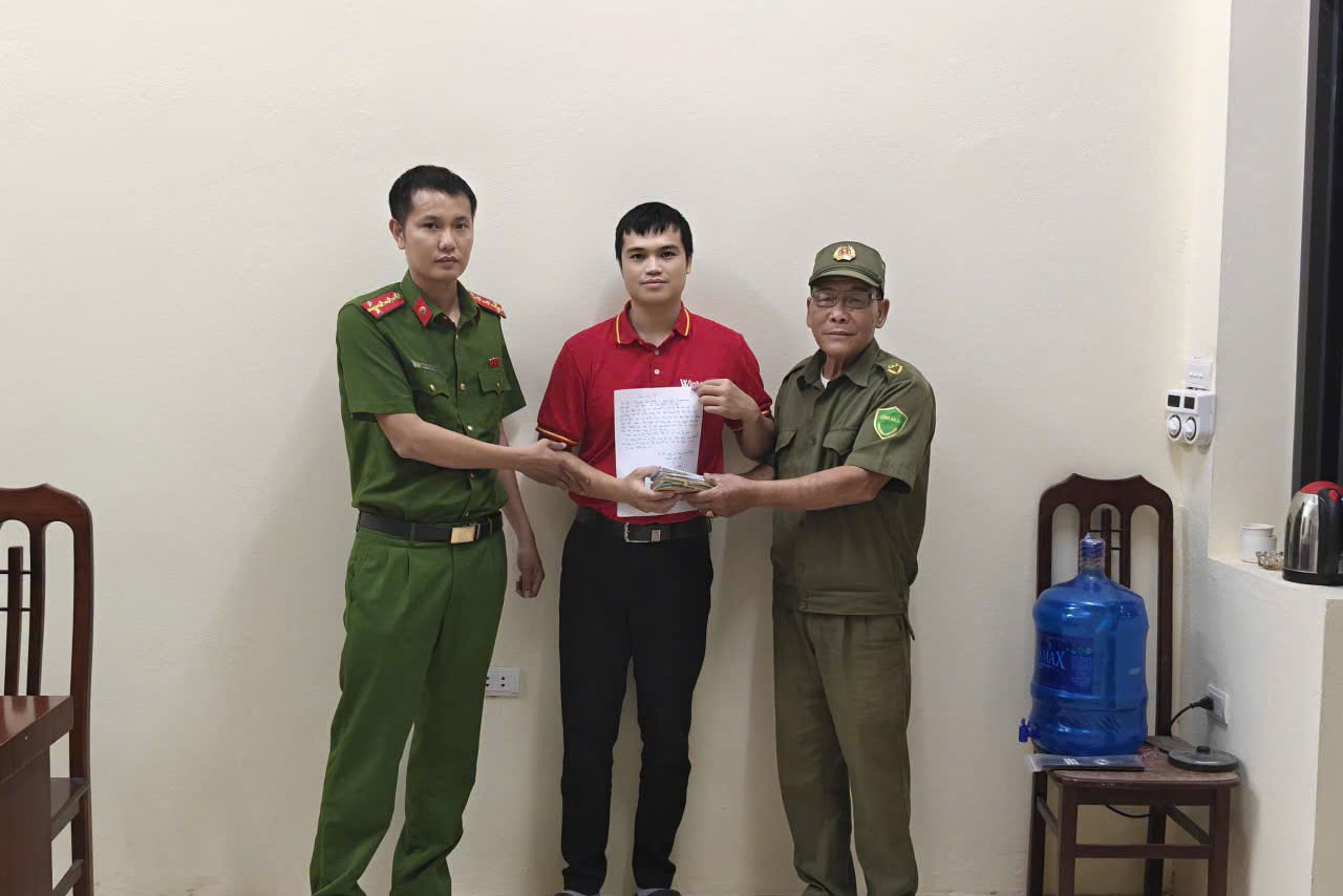 Picking up a backpack containing more than 51 million VND, a 10-year-old child reported to the police to find the person who dropped it