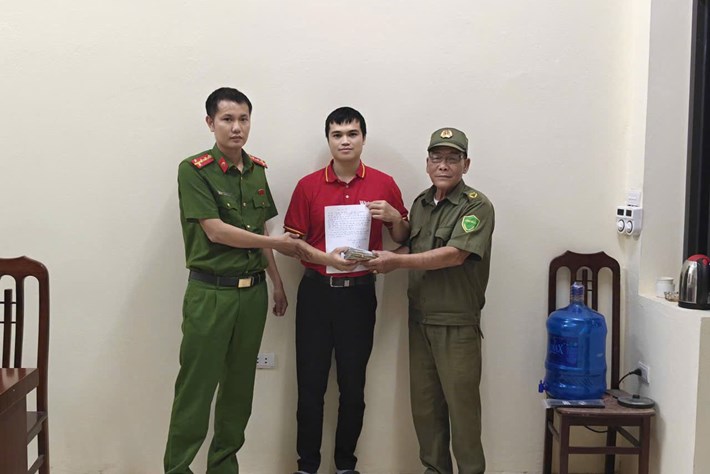 Police force returns lost property to Mr. Nguyen Van Dung. Photo: Trang TTĐT Hoa Xa commune