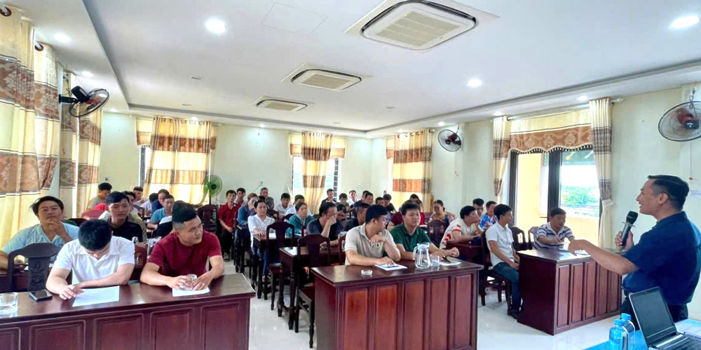 Grassroots trade unions in Da Nang train union members in occupational safety and health