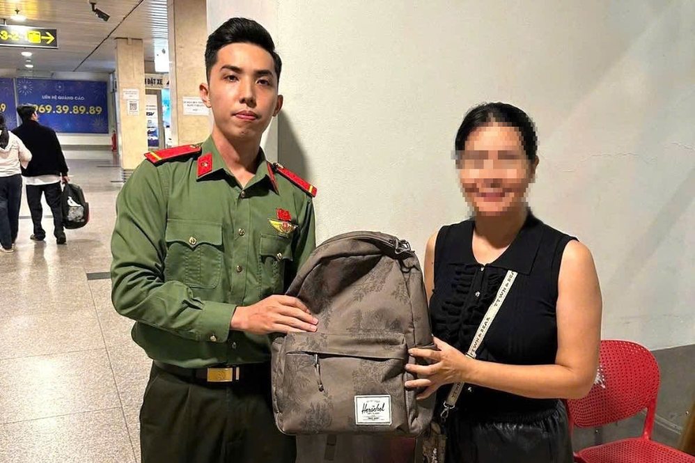 Lực lượng chức năng trao trả túi xách có tài sản trị giá hơn 500 triệu đồng cho chị P.  Ảnh: 