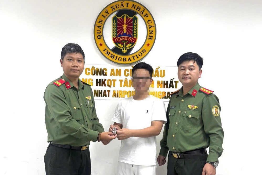 600 million VND Rolex watch forgotten at Tan Son Nhat airport finds owner