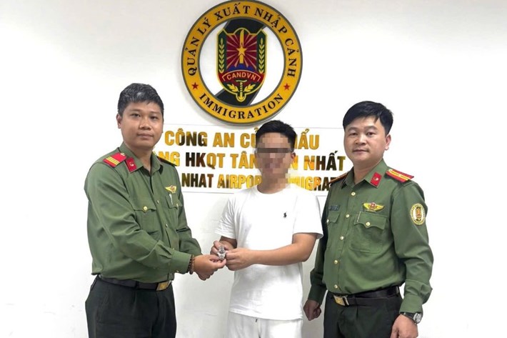 Functional forces return a Rolex watch worth about 600 million VND to a passenger. Photo: Tan Son Nhat International Airport Border Gate Police