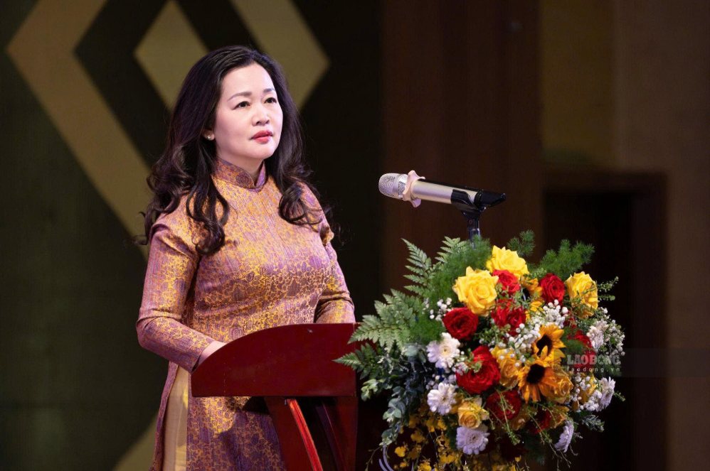 Bà Phạm Thị Thanh Huyền - Tổng Biên tập Báo Đại biểu Nhân dân tiếp thu chỉ đạo của Chủ tịch Quốc hội tại hội nghị. Ảnh: Phương Linh