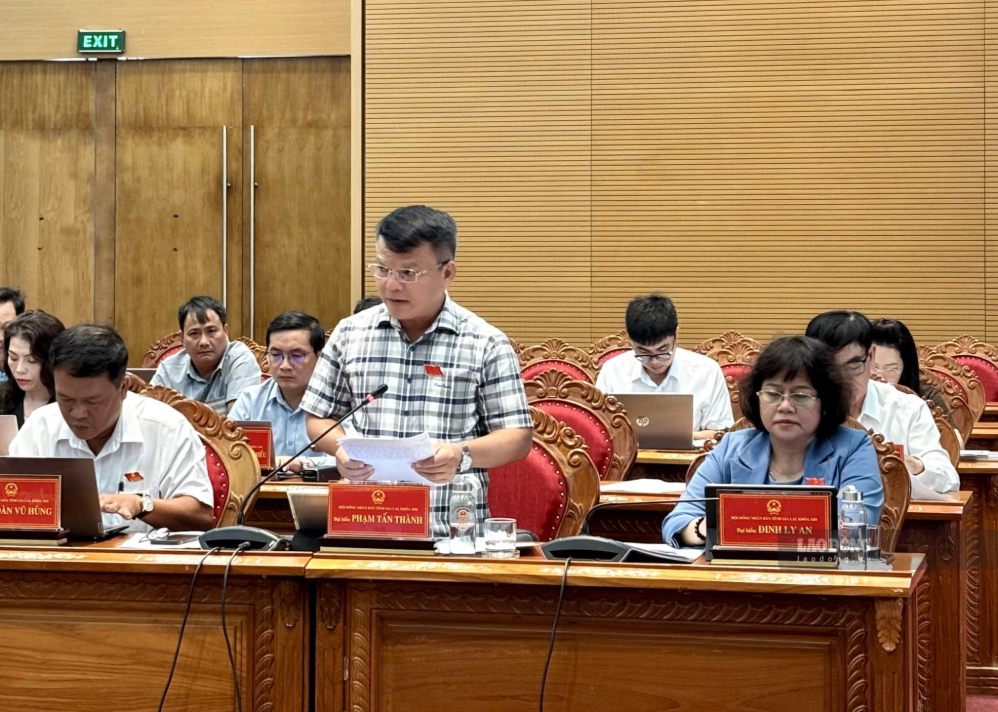 Các đại biểu HĐND tỉnh chất vấn lãnh đạo sở ngành về tài sản công, giải ngân vốn, tiến độ xây dựng. Ảnh: Thanh Tuấn 