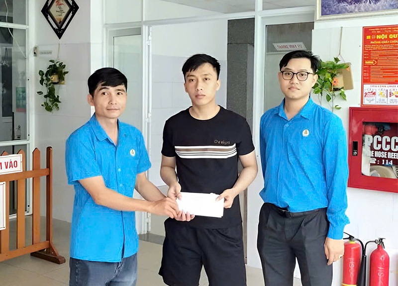Supporting 33.4 million VND for female union members in Quang Ngai suffering from kidney failure