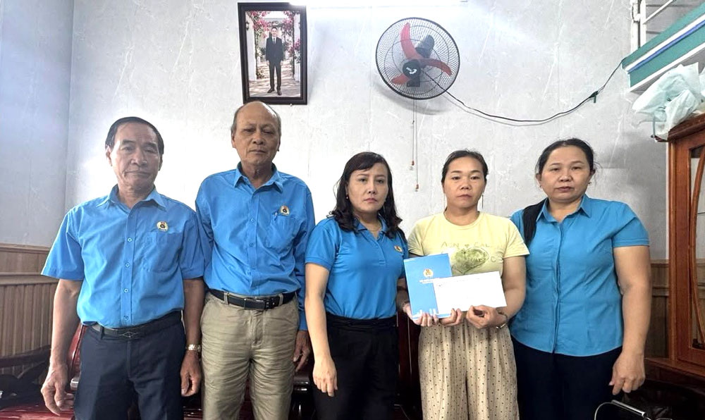 Công đoàn Đà Nẵng thăm, hỗ trợ gia đình đoàn viên các Nghiệp đoàn nghề cá xã Núi Thành