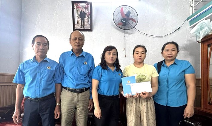 Liên đoàn Lao động thành phố Đà Nẵng thăm, hỗ trợ gia đình đoàn viên các Nghiệp đoàn nghề cá xã Núi Thành. Ảnh: Công đoàn Đà Nẵng