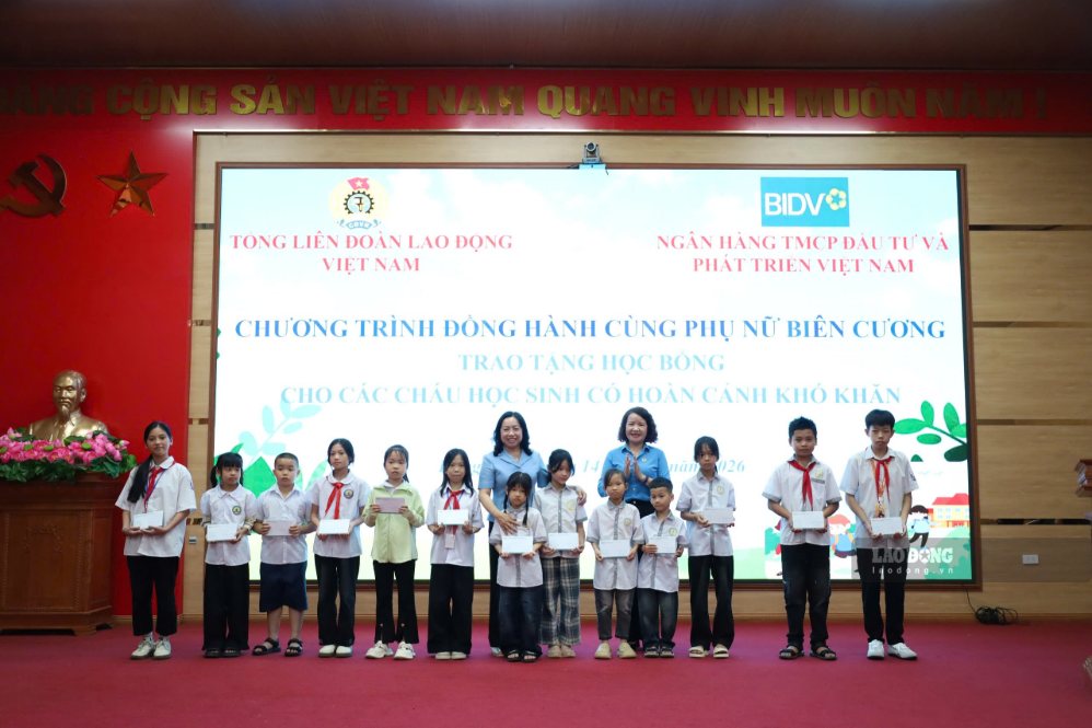 Trade union awards scholarships, supports livelihoods at Lang Son border