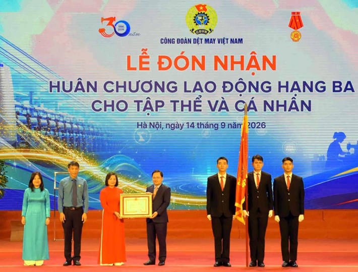 Mr. Nguyen Anh Tuan - Member of the Party Central Committee, Chairman of the Vietnam General Confederation of Labor - awarded the Third-class Labor Medal to the Vietnam Textile and Garment Trade Union. Photo: Thu Mai/Vietnam Textile and Garment Trade Union