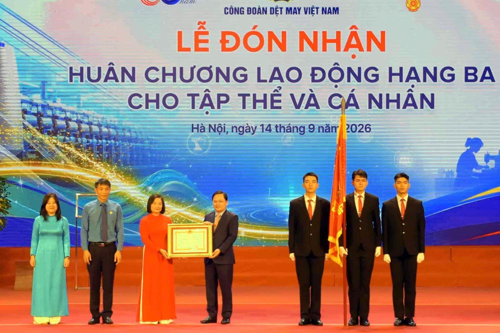 Vietnam Textile and Garment Trade Union receives Third-class Labor Medal