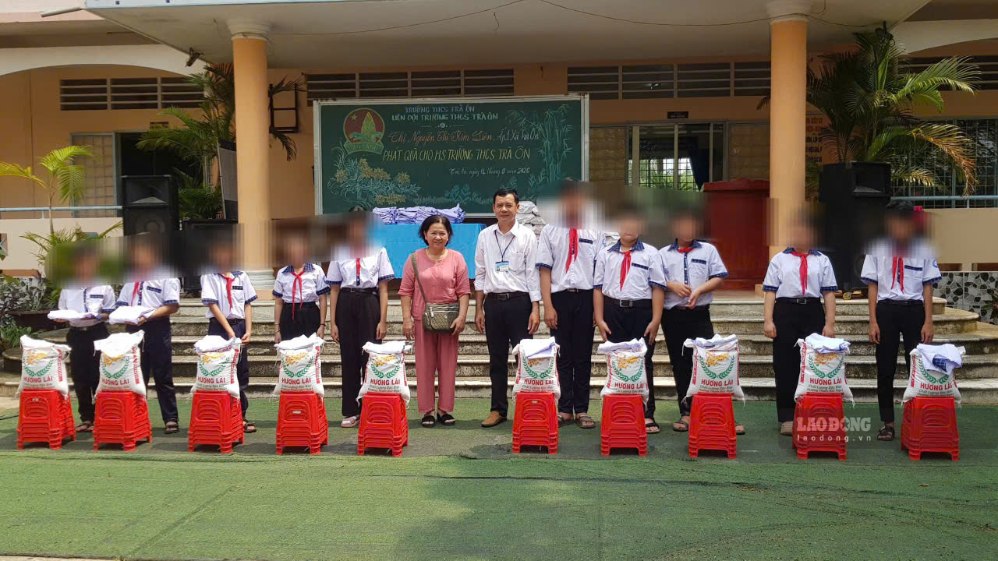 Giving gifts to support students in difficult circumstances in Tra On to go to school
