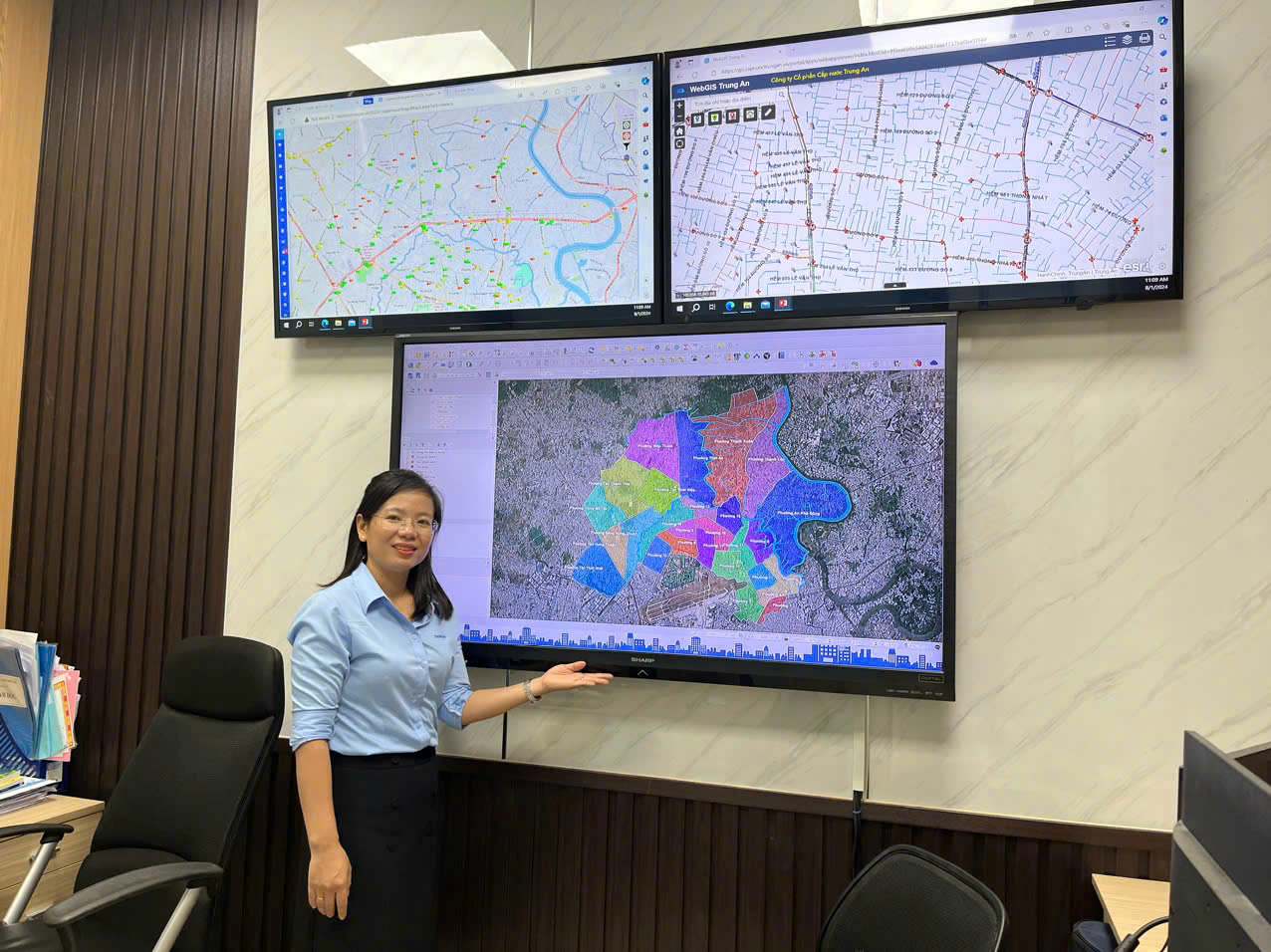 Chị Nguyễn Thị Kim Yến, Phó Trưởng phòng Kỹ thuật đứng đào tạo nhân viên hồi cuối năm 2024. Ảnh: Nhân vật cung cấp