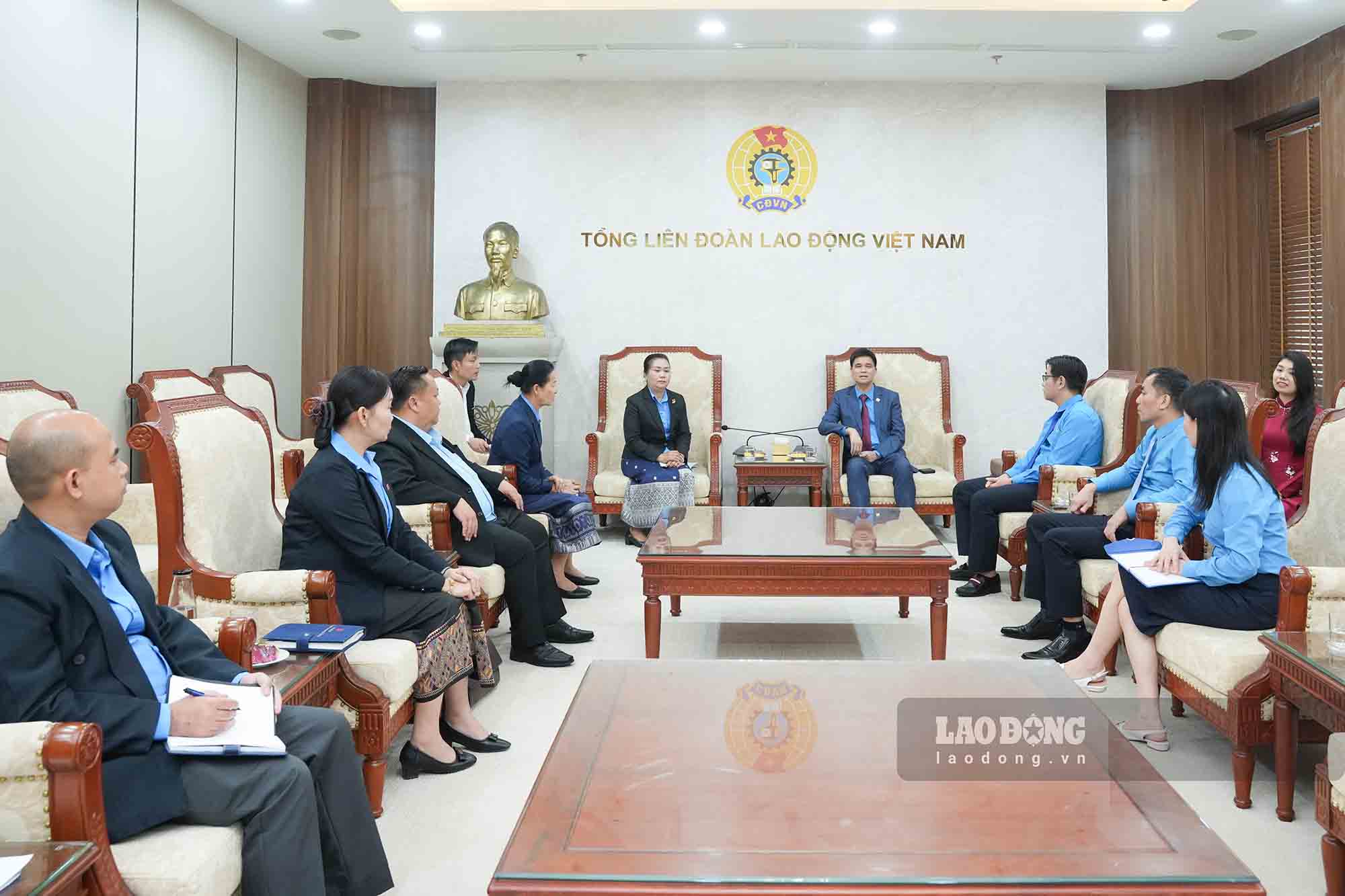 Vientiane Trade Union learns from the experience of Vietnam Trade Union