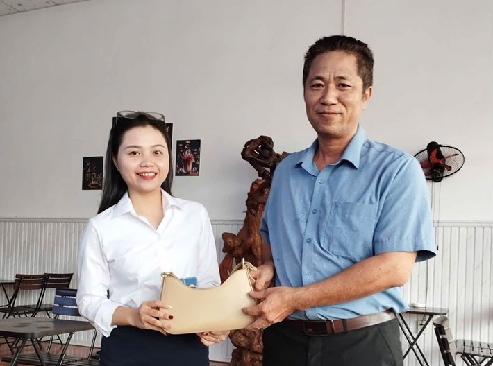 A teacher in Dong Nai picked up a handbag with a phone and more than 10 million VND and returned it to the person who dropped it. Photo: Thien Hung Commune Police
