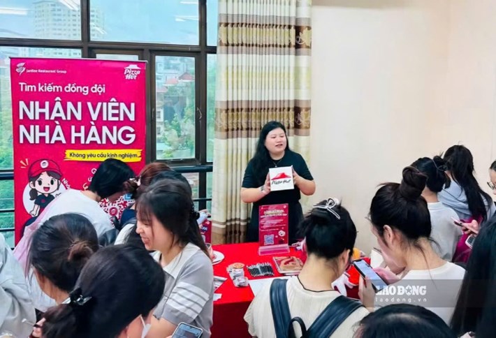 Ứng viên tìm cơ hội việc làm tại phiên giao dịch việc làm ngày 30.6 tại Hà Nội. Ảnh: Quỳnh Chi
