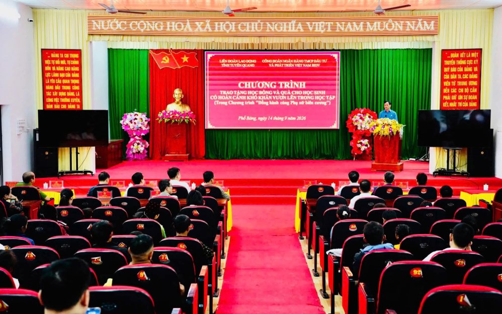 Giving gifts to students in difficult circumstances in Tuyen Quang