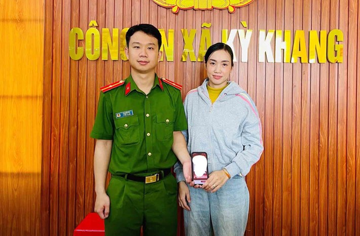 Ms. Tuyen returned 400 million VND to the person who transferred it by mistake. Photo taken by Ky Khang Commune Police on September 14