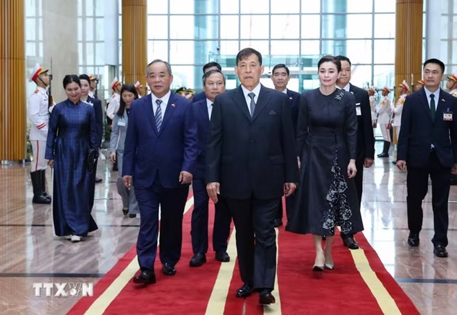 Thai King Maha Vajiralongkorn Phra Vajiraklaochaoyuhua and Queen arrive in Hanoi, beginning a state visit to Vietnam. Photo: Van Diep/VNA