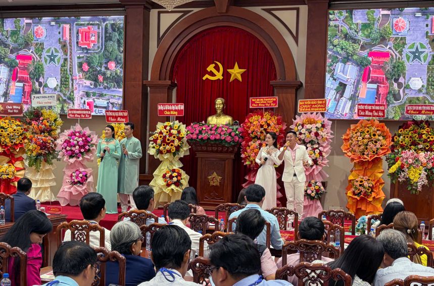 Văn nghệ chào mừng đại hội. Ảnh: Võ Văn Sơn