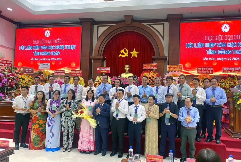 Lãnh đạo Trung ương, địa phương chức mừng kết quả nhân sự đại hội. Ảnh: Võ Văn Sơn