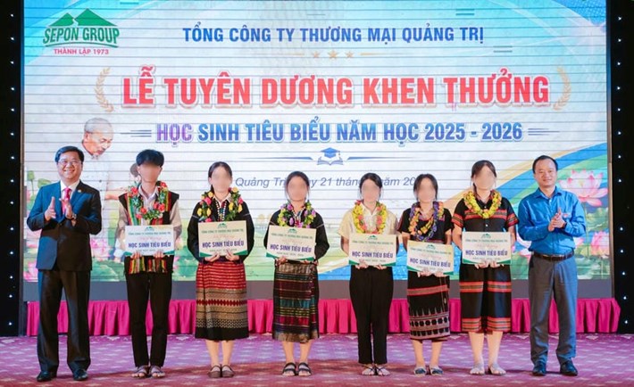 Quang Tri Trade Corporation Joint Stock Company presents gifts and encourages employees' children to achieve academic success in August 2026. Photo: SEPON