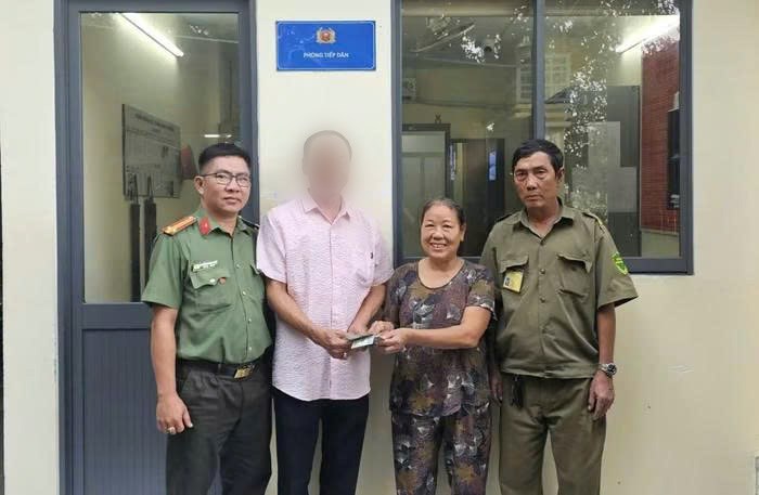 Dong Hung Thuan Ward Police, Ho Chi Minh City and Ms. Thuy return the wallet to Mr. D. Photo: Dong Hung Thuan Ward Police provided on September 15th