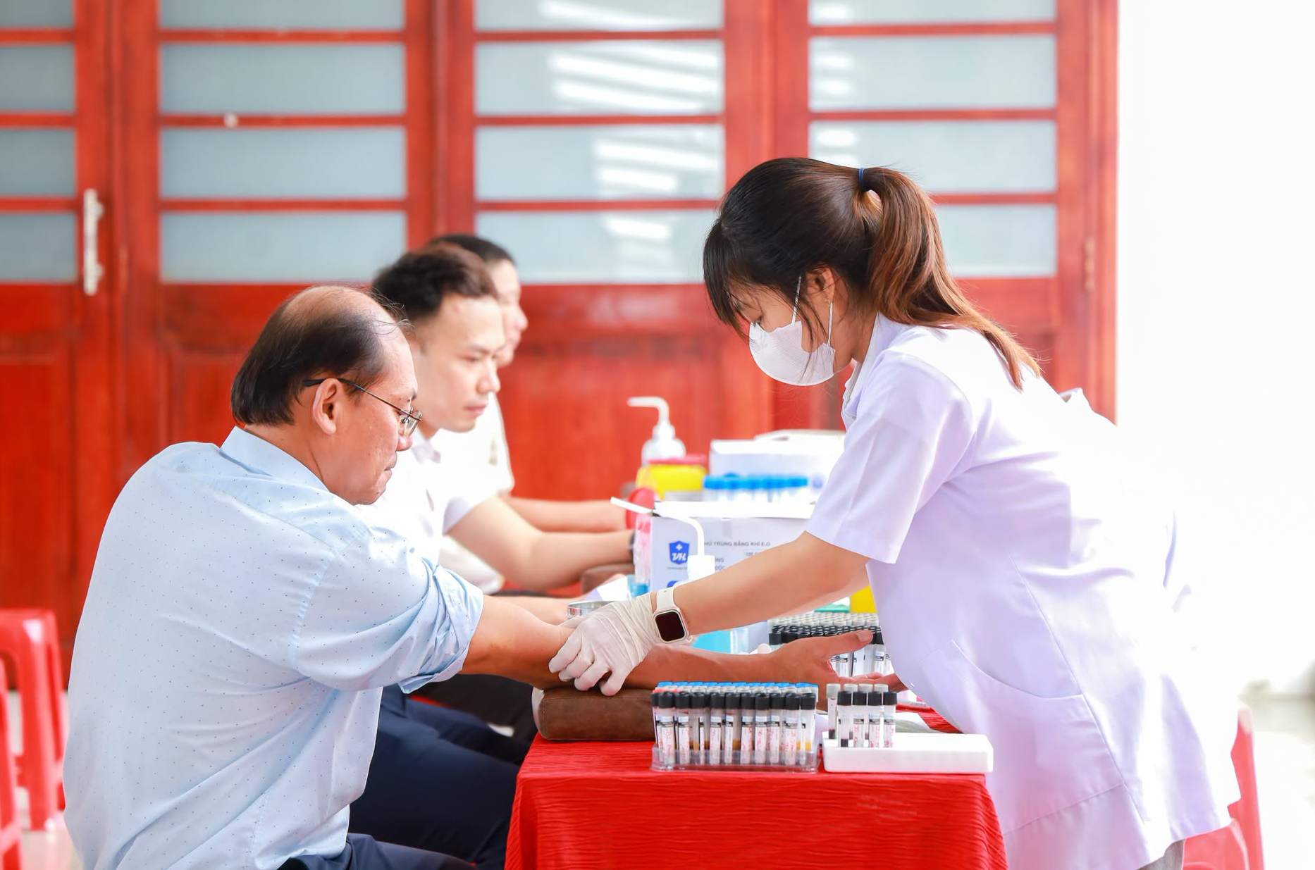 Tại buổi khám sức khỏe, viên chức, người lao động Đại học Cần Thơ đã được lấy mẫu xét nghiệm, tư vấn khám tổng quát và khám theo danh mục chuyên môn. Ảnh: nhà trường cung cấp ngày 15.9.2026