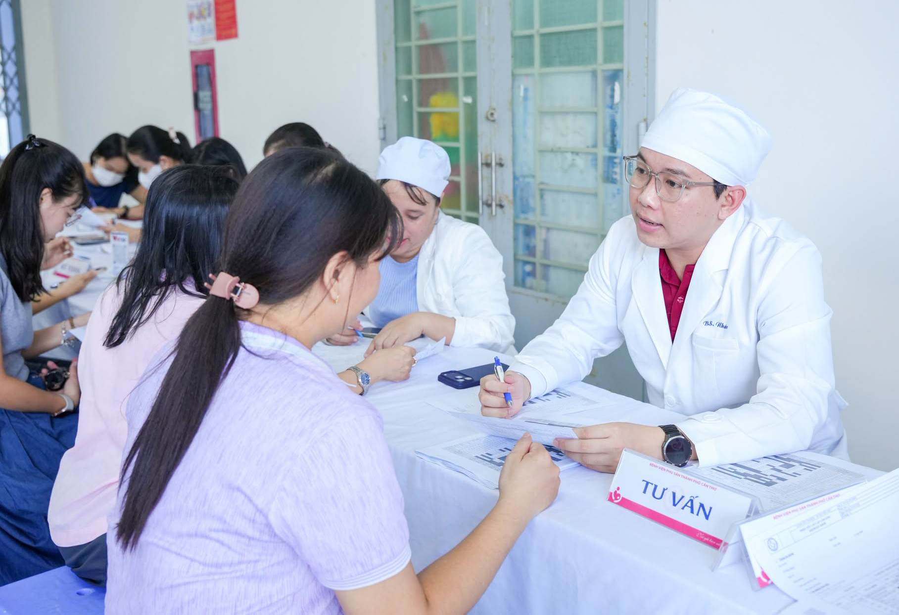 Viên chức, người lao động Đại học Cần Thơ được tư vấn tại buổi khám sức khỏe định kỳ. Ảnh: Nhà trường cung cấp ngày 15.9.2026