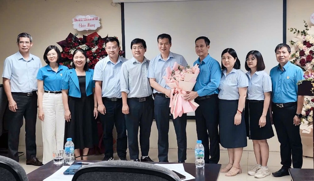 Ông Lê An Hải, Ủy viên Ban Thường vụ Tổng LĐLĐVN, Chủ tịch Công đoàn Công Thương Việt Nam (thứ 4 từ phải sang) tặng hoa chúc mừng Công đoàn cơ sở Trung tâm Môi trường và Sản xuất sạch. Ảnh: Hoàng Tuấn / Công đoàn Công Thương Việt Nam