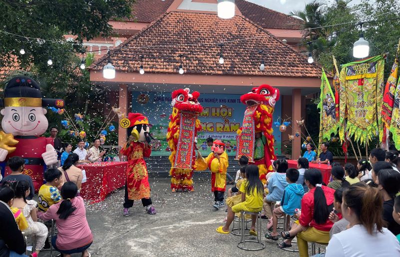Trade unions of industrial parks present 900 Mid-Autumn gifts to children of union members