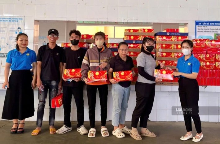 The grassroots trade union of Thanh Vuong Footwear Materials and Accessories Co., Ltd. presents Mid-Autumn gifts to 650 union members and workers, afternoon of September 14. Photo: Pham Duy