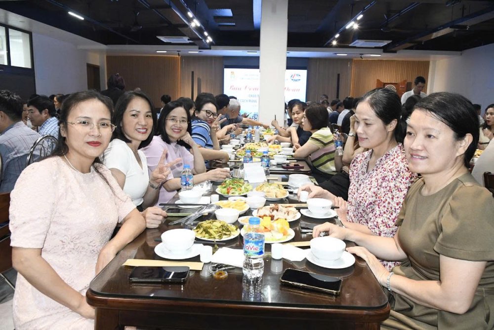 Đoàn viên, người lao động dùng bữa ăn ca do Công đoàn cơ quan LILAMA phối hợp tổ chức. Ảnh: Công đoàn LILAMA