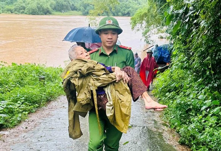 Công an xã Tuyên Phú hỗ trợ cụ bà đến cơ sở y tế cấp cứu. Ảnh: Công an xã Tuyên Phú cung cấp ngày 15.9