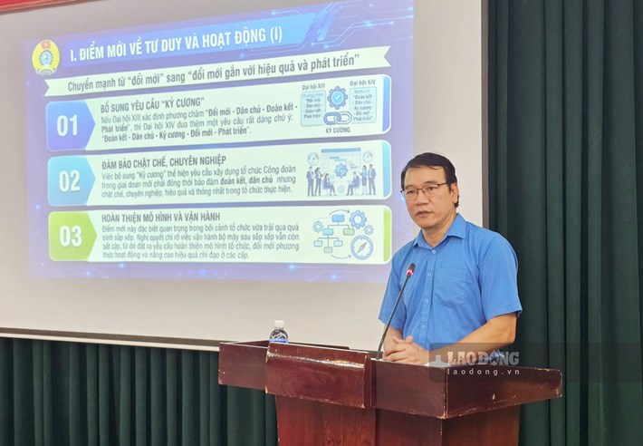 Ông Tô Xuân Thao, Chủ tịch LĐLĐ thành phố Quảng Ninh, truyền đạt chuyên đề “Những điểm mới của Nghị quyết Đại hội XIV Công đoàn Việt Nam” tại lớp học. Ảnh: Đoàn Hưng