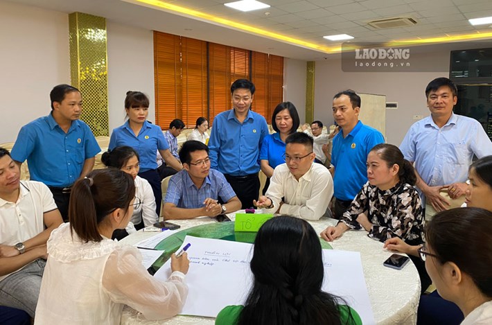 Anh Trần Văn Trám (mặc áo kẻ xanh) tại lớp tập huấn kỹ năng thương lượng và thực hiện thỏa ước lao động tập thể tháng 8.2026. Ảnh: Kim Tuyến