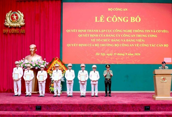 Ủy viên Bộ Chính trị, Bộ trưởng Bộ Công an Lương Tam Quang trao Quyết định về việc điều động giữ chức vụ Cục trưởng và Phó Cục trưởng Cục Công nghệ thông tin và Cơ yếu. Ảnh: Bộ Công an
