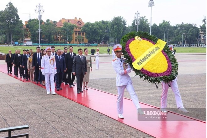 Nhà vua Thái Lan và Hoàng hậu vào Lăng viếng Chủ tịch Hồ Chí Minh