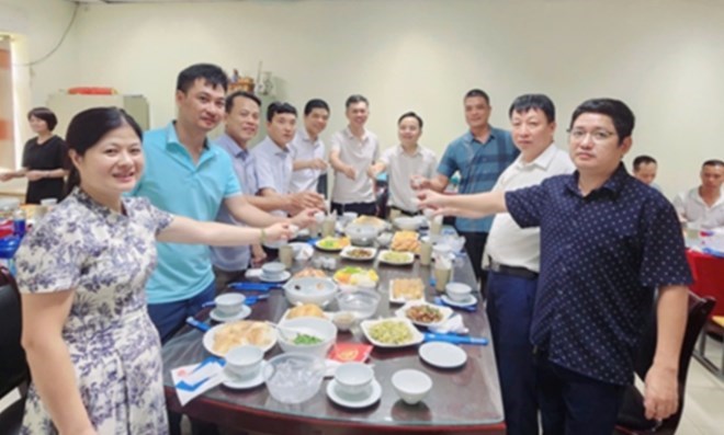 Công đoàn Trường Đại học Công nghệ Kỹ thuật Hưng Yên tổ chức "Bữa cơm Công đoàn" cho đoàn viên, người lao động. Ảnh: Công đoàn HYUTE