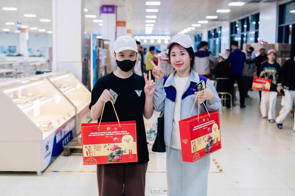 Niềm vui của công nhân khi được tặng quà Trung thu. Ảnh: Công đoàn Nghệ An đăng ngày 16.9 