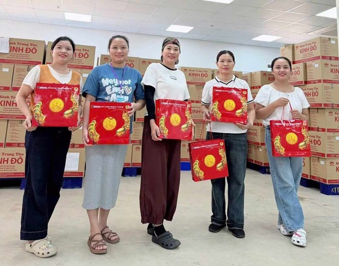 Công đoàn Giầy Cypress Việt Nam trao quà Trung thu cho đoàn viên. Ảnh: Công đoàn Nghệ An đăng tải ngày 15.9