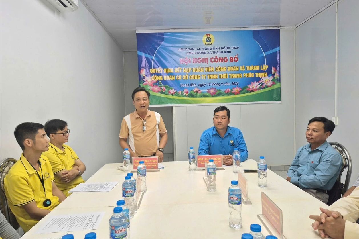 Ông Đỗ Văn Nhân - đại diện Ban Giám đốc Công ty TNHH Thời trang Phúc Thịnh, phát biểu tại hội nghị. Ảnh: Lưu Hùng