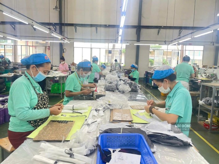 Công nhân tại Công ty TNHH Giày Thông Dụng an tâm sản xuất khi được công đoàn đơn vị thường xuyên tuyên truyền, cảnh báo bẫy tín dụng đen. Ảnh: Đình Trọng

