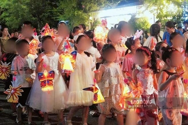 Con công nhân thuộc khu công nghiệp VSIP Hải Phòng vui rước đèn dưới trăng (ngày 3.10.2025). Ảnh: Mai Dung