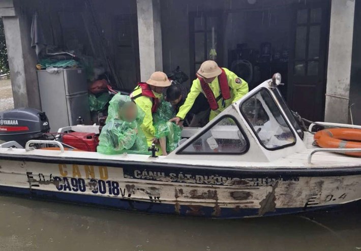 Đội Cảnh sát đường thủy số 2, Phòng Cảnh sát giao thông Công an tỉnh Ninh Bình hỗ trợ di dời người dân vùng ngập. Ảnh: Công an tỉnh Ninh Bình