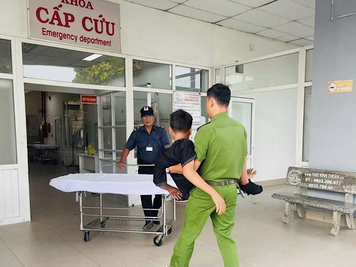 Cán bộ công an cùng người dân cứu người bị tai nạn trên đường đi làm. Ảnh: Công an Vĩnh Hải