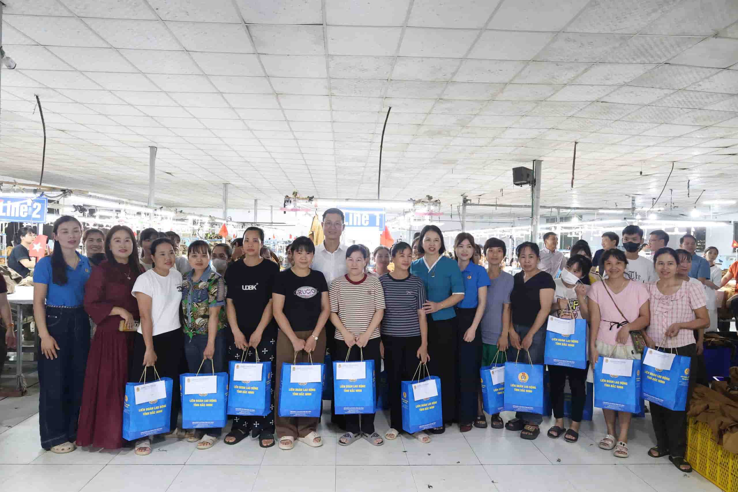 Công đoàn Bắc Ninh trao 302 suất quà cho người lao động bị ảnh hưởng bởi bão số 4