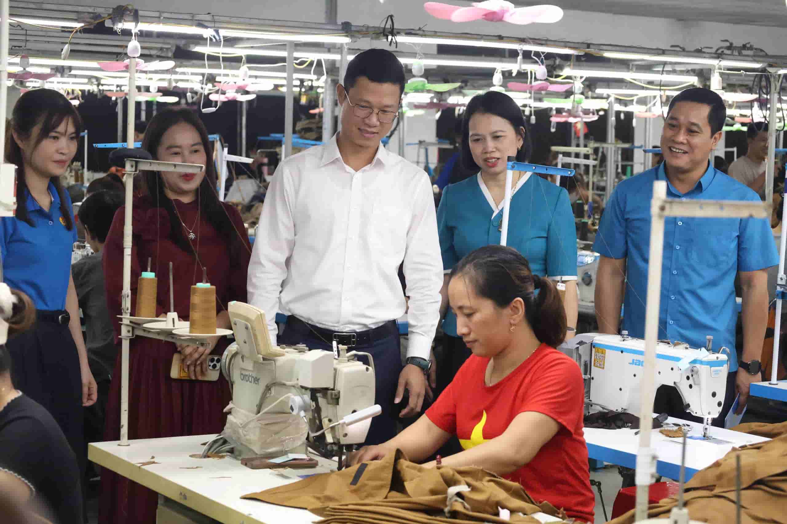 Đoàn công tác thăm hỏi, động viên người lao động. Ảnh: Quyết Chiến/Liên đoàn Lao động tỉnh Bắc Ninh.
