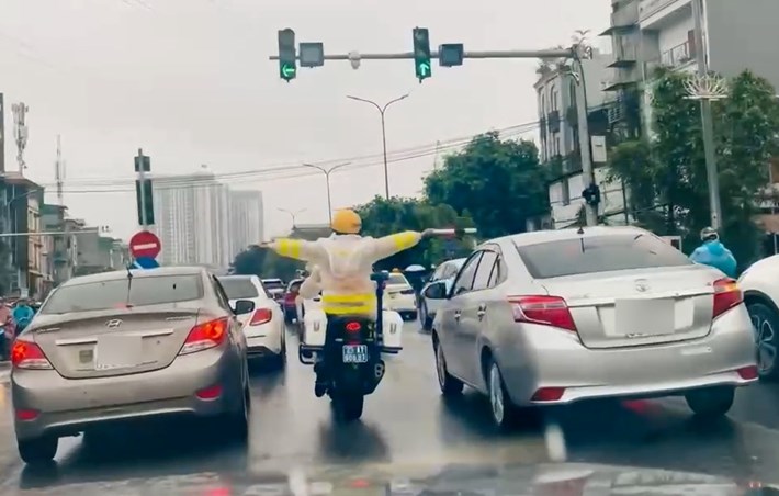 CSGT mở đường đưa người bệnh đi cấp cứu. Ảnh: Phòng CSGT Hà Nội