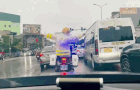 CSGT Hà Nội mở đường qua phố ngập, đưa người đàn ông bất tỉnh đến viện