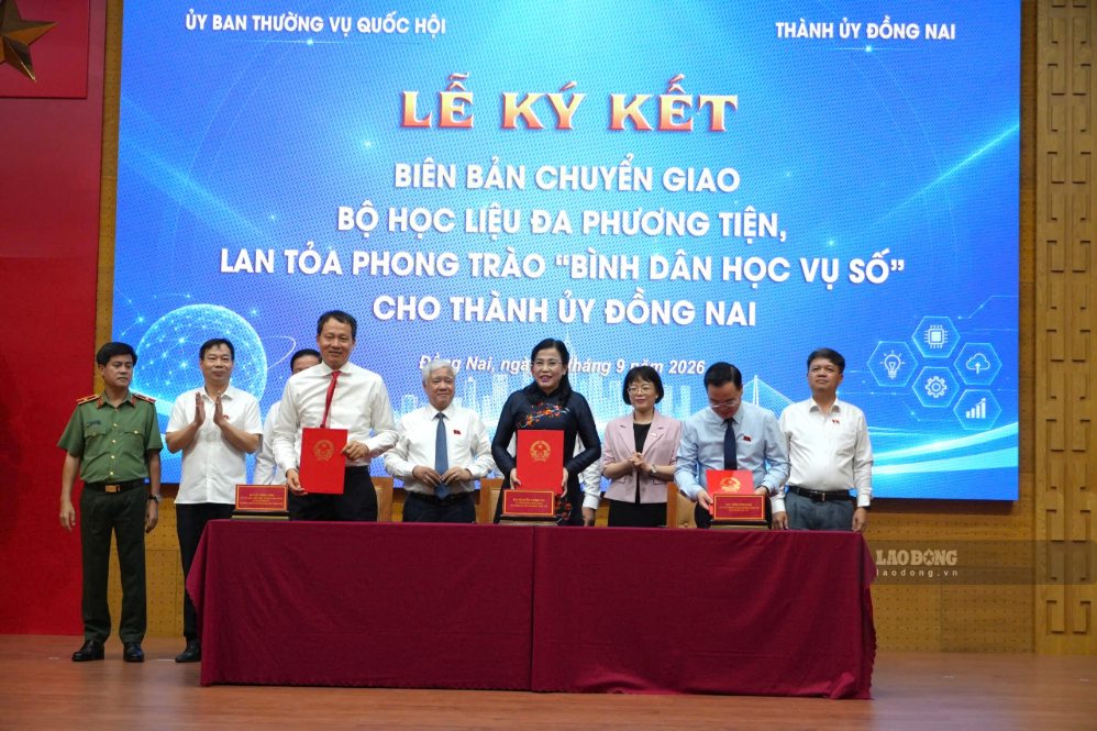 Lễ ký kết chuyển giao Bộ học liệu đa phương tiện phục vụ phong trào “Bình dân học vụ số” cho Thành ủy Đồng Nai. Ảnh: HAC